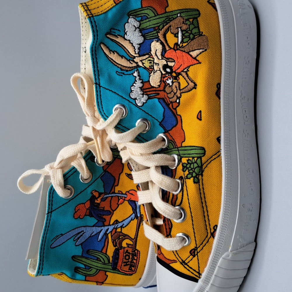 Women's Keds Size 6.5 High Top Tennis Shoes NWT Roadrunner and Willie Coyote
